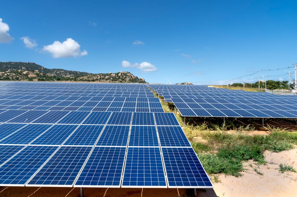Mastering the First Impression: Your intriguing post title goes here A vast field of solar panels harnessing solar energy on a sunny day.